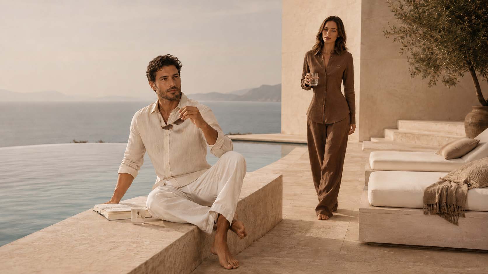 Sie und er in Leinen an einem Infinity-Pool über dem Meer